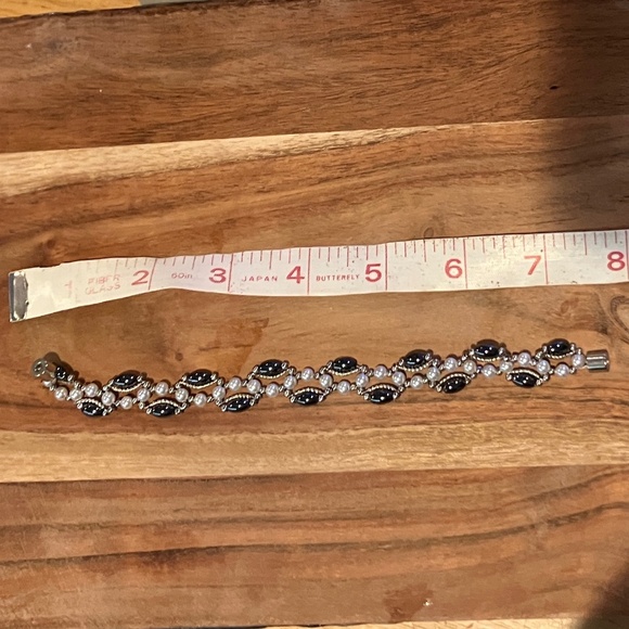 Pearl and Black Beaded Bracelet - Picture 6 of 6